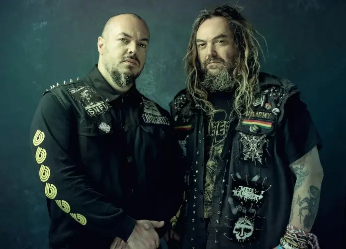 Max e Iggor Cavalera em registro promocional
