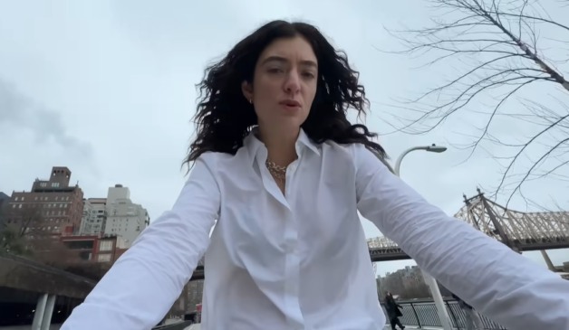 Lorde lança "Virgin" com direito a foto das partes íntimas no encarte e show surpresa