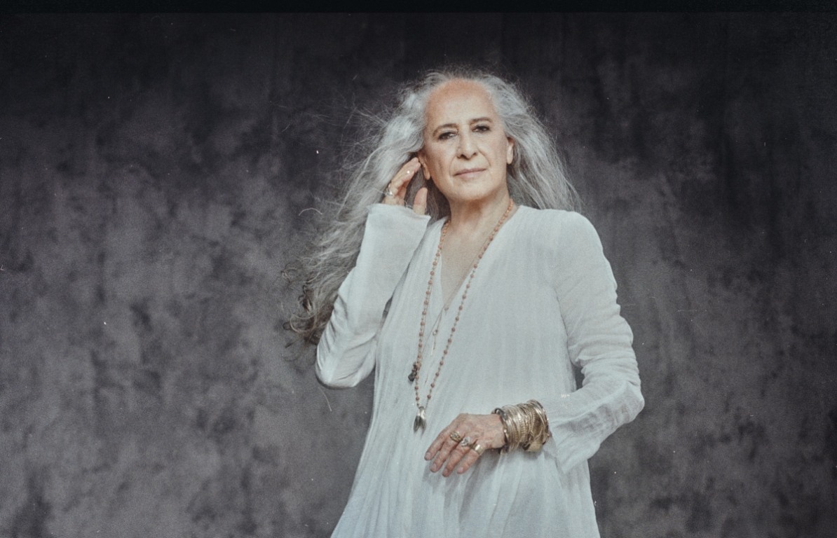 Maria Bethânia anuncia turnê celebrando 60 anos de carreira; clientes Elo têm benefícios como pré-venda e parcelamento