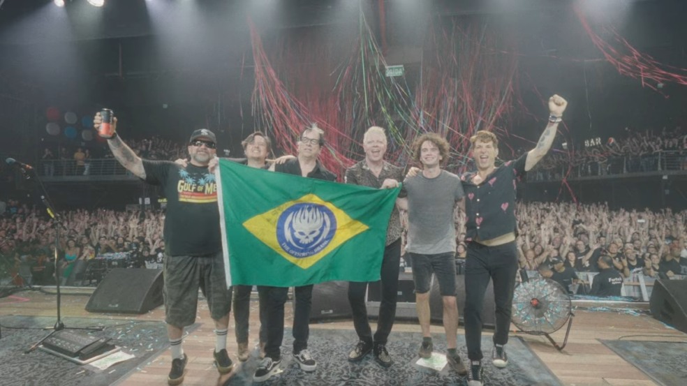 The Offspring lança clipe de “Come to Brazil” com cenas gravadas em boteco brasileiro