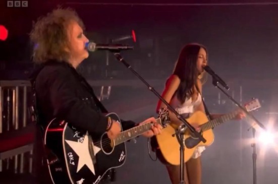 Olivia Rodrigo recebeu Robert Smith no palco do Glastonbury para cantar clássicos do The Cure; veja