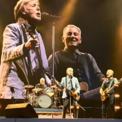 Bruce Springsteen recebe Paul McCartney para cover dos Beatles durante show em Liverpool; veja