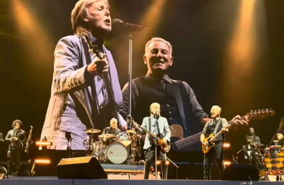 Bruce Springsteen recebe Paul McCartney para cover dos Beatles durante show em Liverpool; veja