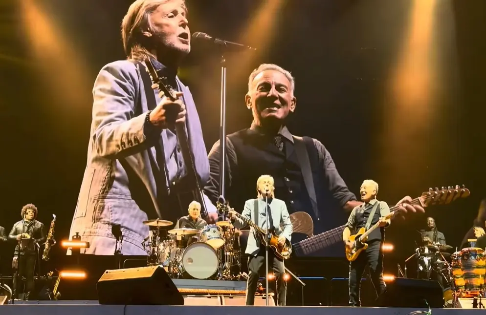 Bruce Springsteen recebe Paul McCartney para cover dos Beatles durante show em Liverpool; veja