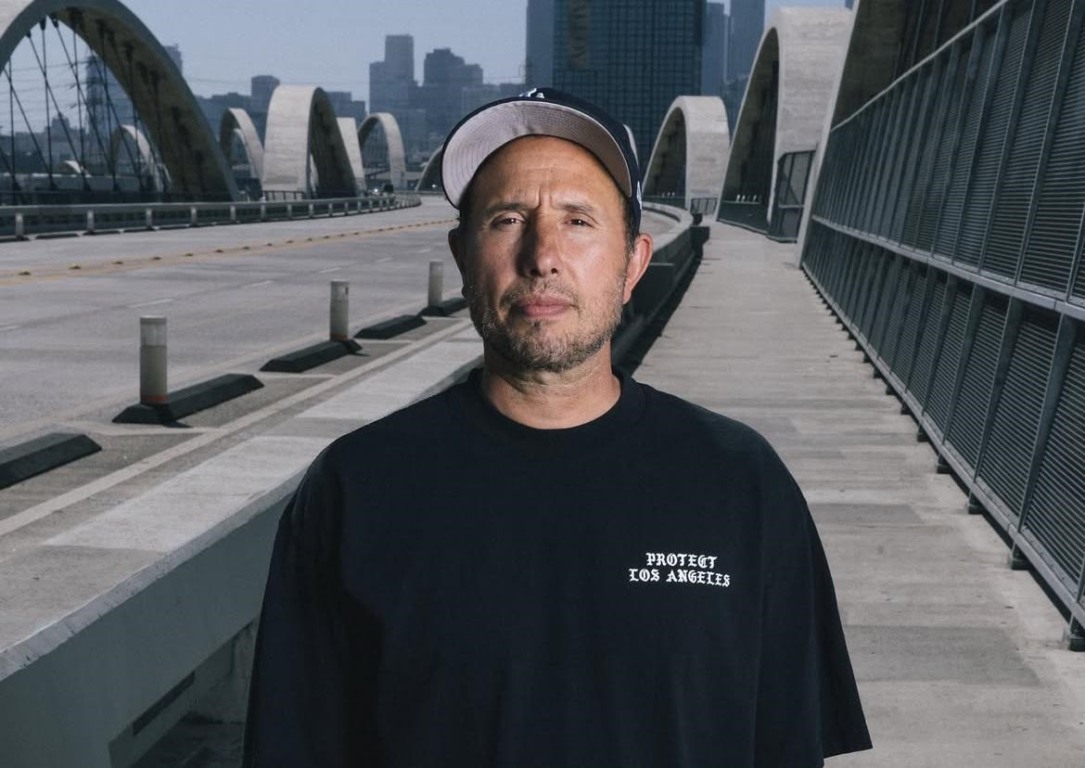 Zack de la Rocha fecha parceria com marca de roupa em defesa dos imigrantes de Los Angeles