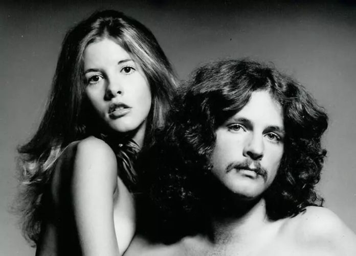 Lindsey Buckingham e Stevie Nicks em registro promocional histórico para o álbum "Buckingham Nicks" Lindsey Buckingham e Stevie Nicks em registro promocional histórico para o álbum "Buckingham Nicks"