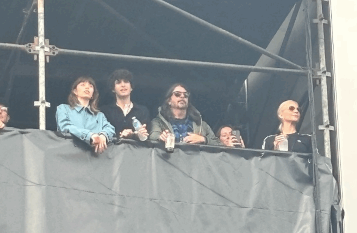 Dave Grohl curte show de novas bandas de Rock no dia da despedida do Black Sabbath Dave Grohl curte show de novas bandas de Rock no dia da despedida do Black Sabbath