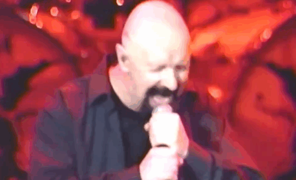 Rob Halford cantando Black Sabbath