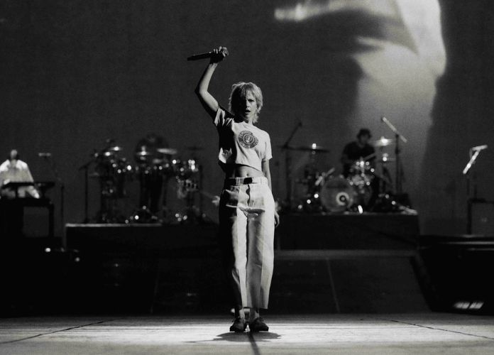 Hayley Williams se apresentando com o Paramore, em registro encontrado na internet