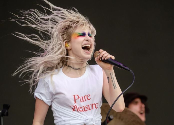 Hayley Williams se apresentando com o Paramore, em foto retirada das redes sociais