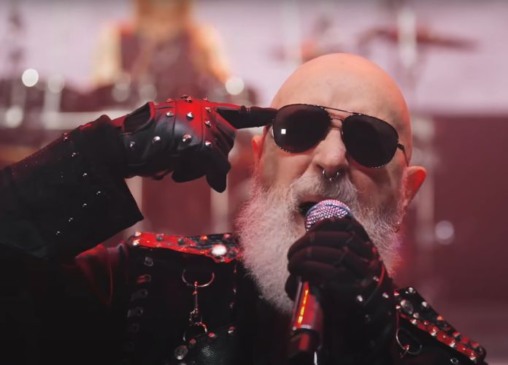 Judas Priest, frame do videoclipe de cover da faixa "War Pigs"