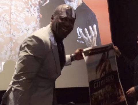 Terry Crews recebe cartaz autografado de "Cidade de Deus" no Brasil e se emociona