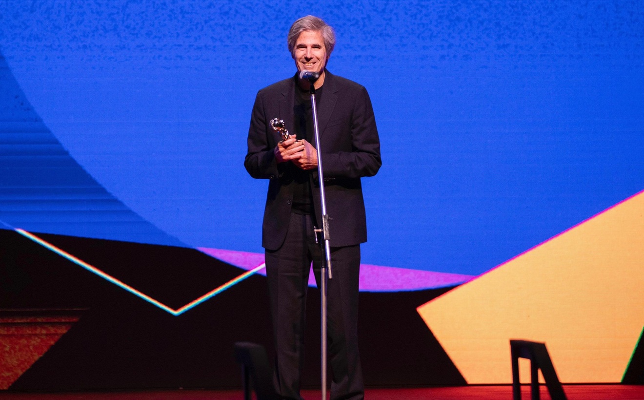 Walter Salles recebe estatueta no Prêmio Grande Otelo 2025
