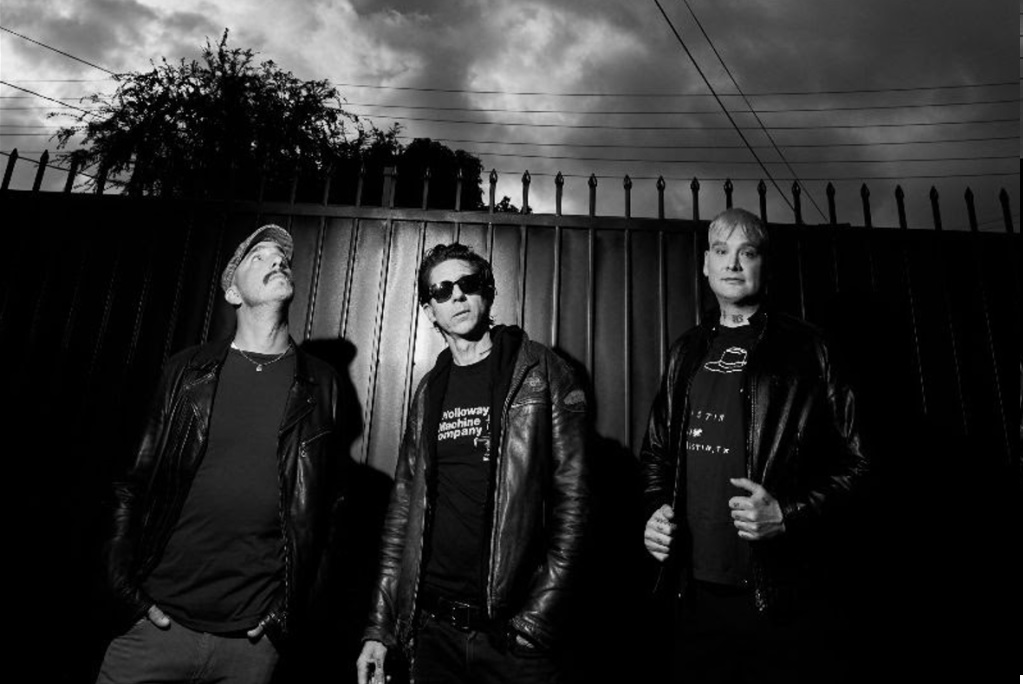 Alkaline Trio mostra caos global em clipe de inédita produzida por Travis Barker