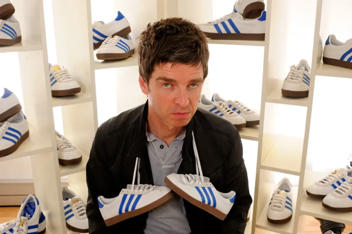 Noel Gallagher com os tênis adidas Originals