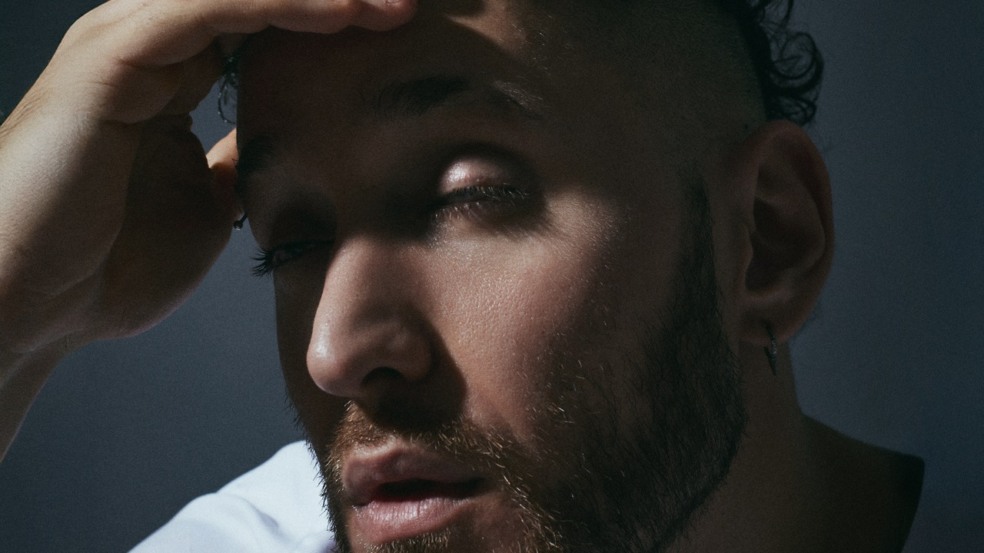 Mateo expõe suas fragilidades em seu disco de estreia solo; ouça "NEURODIVERGENTE"