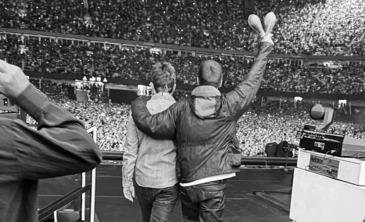 Fã de Oasis tatua abraço dos irmãos Gallagher em show de reunião; veja como ficou