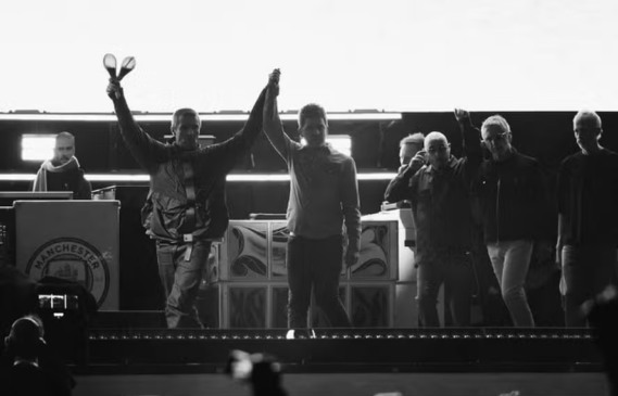 Oasis em seu primeiro show de reunião em Cardiff