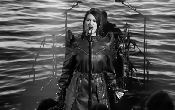 Spiritbox faz sua estreia na TV com performance poderosa de "Soft Spine"; veja