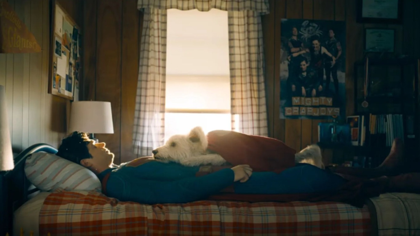 Superman com poster do Mighty Crabjoys no quarto