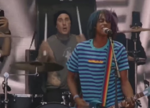 Travis Barker toca com a banda que se intitula “Black-182” na Vans Warped Tour