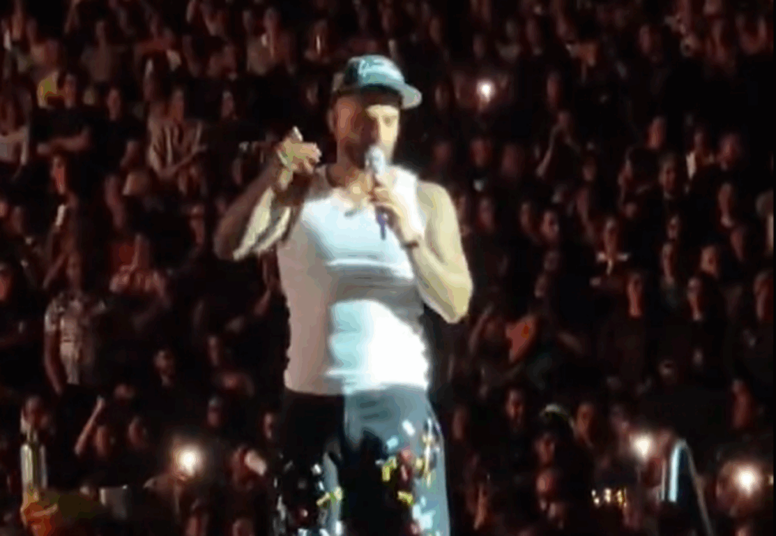 Maluma interrompe show por causa de criança pequena