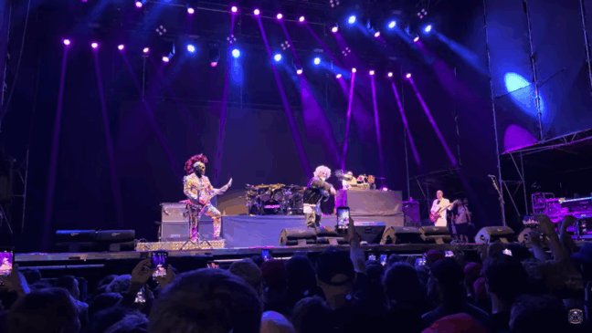 Fred Durst destrói drone em show do Limp Bizkit