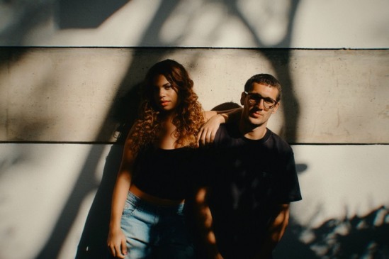 Clara Buarque lança música com Tom Veloso