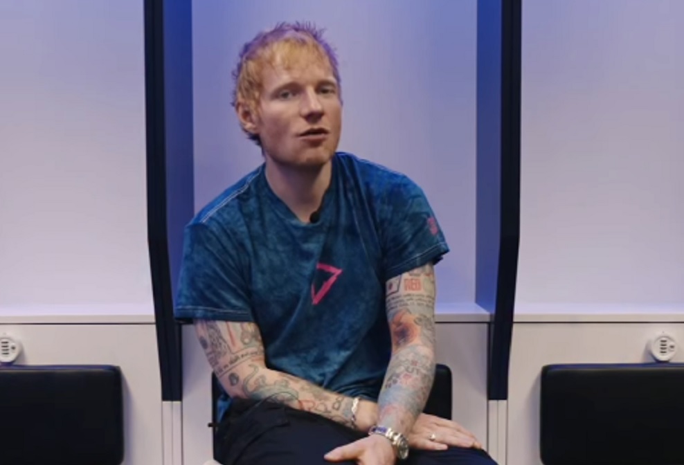 Ed Sheeran é inscrito como jogador do Ipswich Town em site do clube