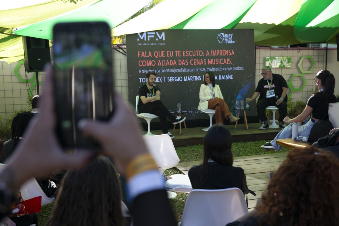 Palestra sobre jornalismo na Casa MFM, Hacktown 2025, com Tony Aiex