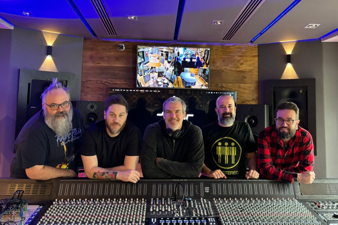 Banda placa-mãe em estúdio para gravação do EP - Produtor Felipe Vassão, Marco Fisbhen, Paulo Fischer, Marcelo Caldas e Thiago Baggio (Engenheiro de gravação)