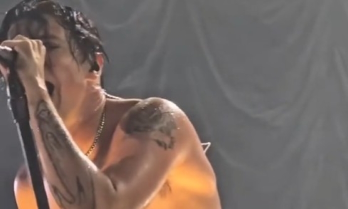 YUNGBLUD se emociona ao homenagear Ozzy Osbourne em show