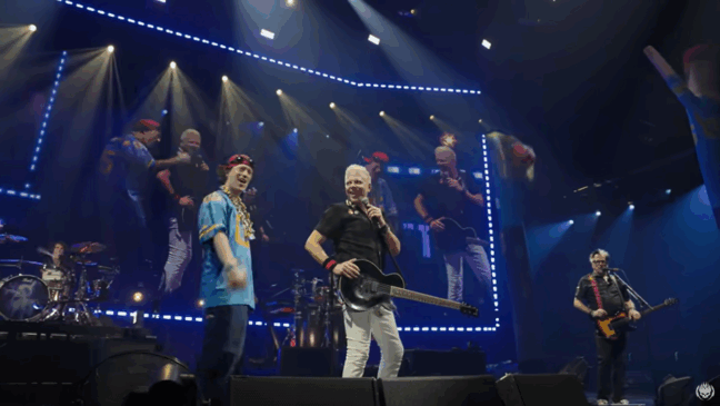 Offspring lança vídeo ao vivo de "Pretty Fly" com o ator do clipe