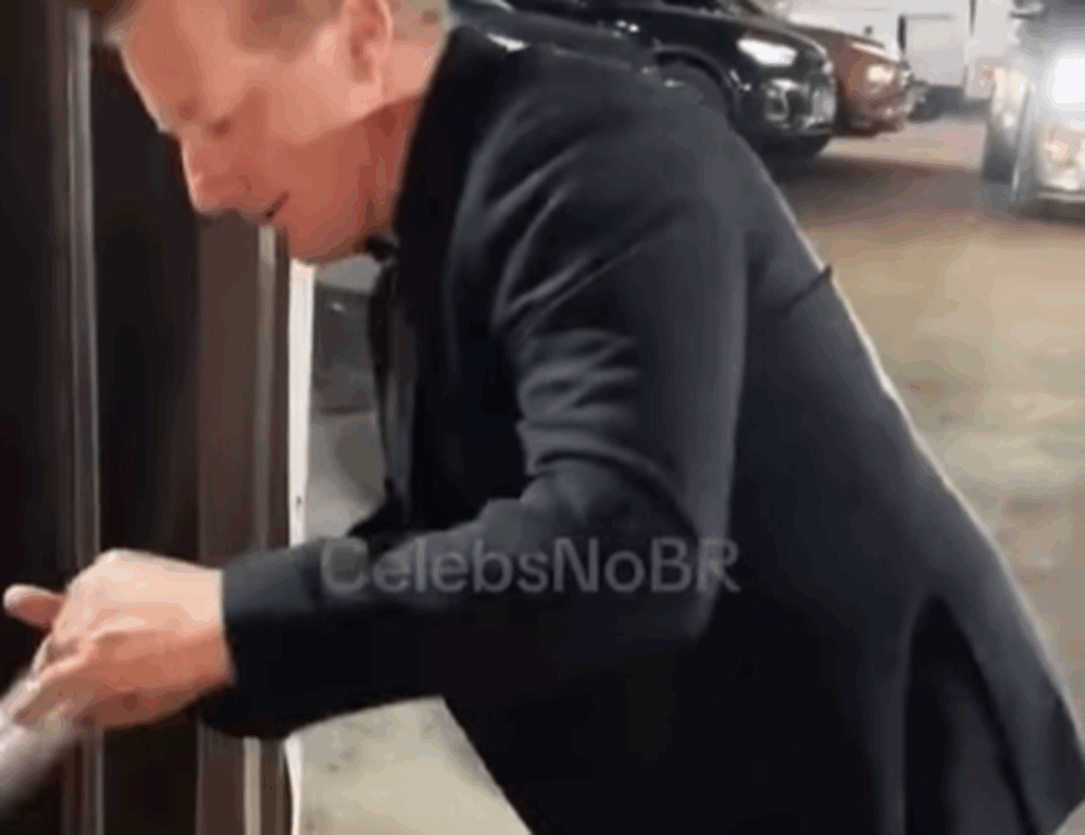 Tré Cool compra pano de chão em São Paulo