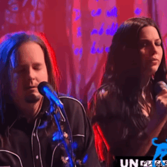 Amy Lee canta com o KoRn
