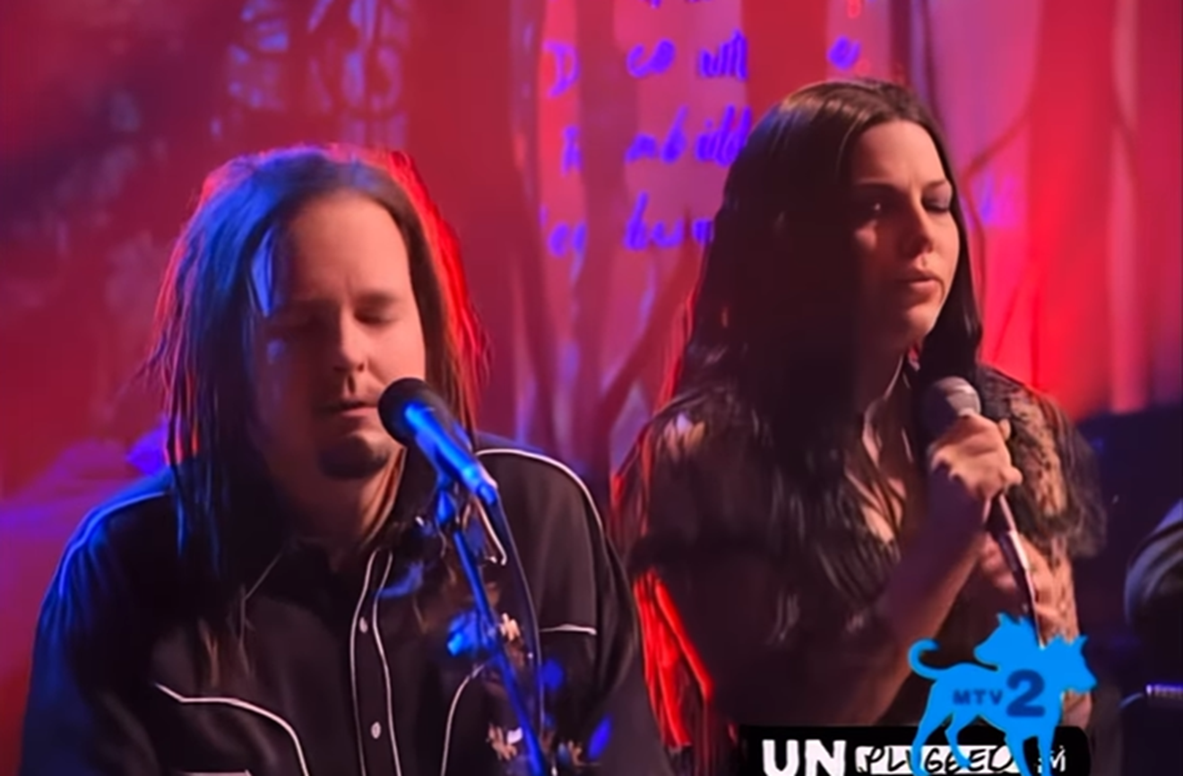 Amy Lee canta com o KoRn