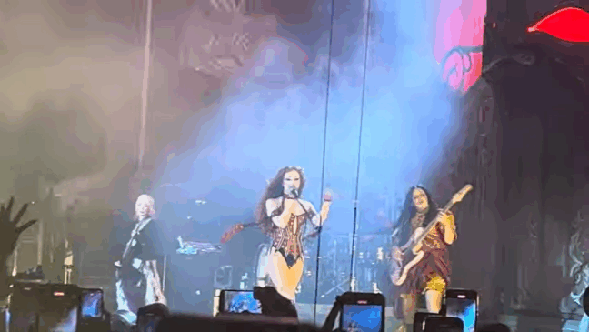 Chappell Roan e Nancy Wilson tocando Heart