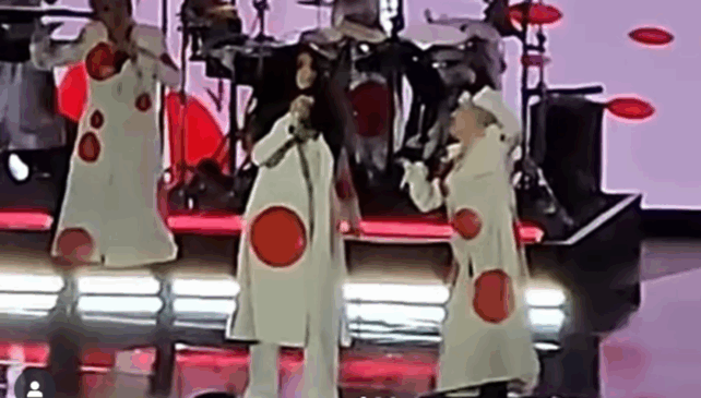 Cher recebe Cyndi Lauper no palco de seu show