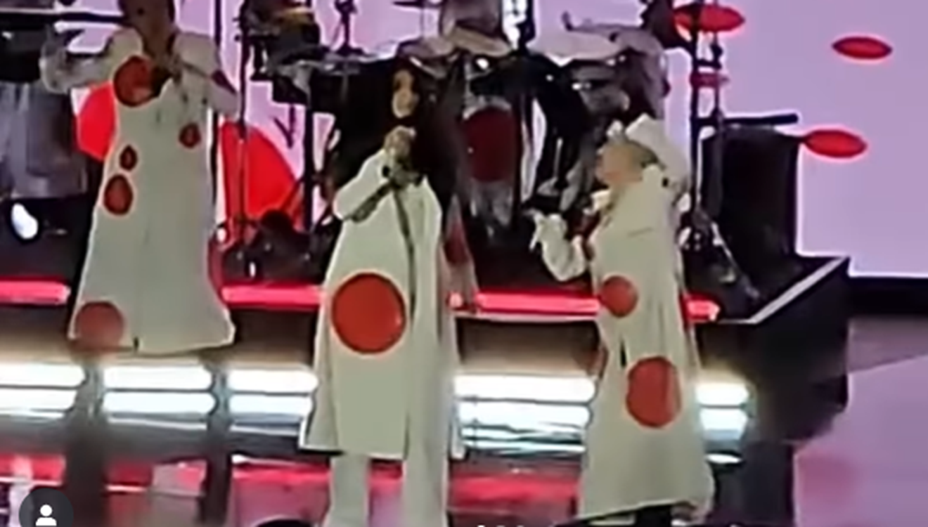 Cher recebe Cyndi Lauper no palco de seu show