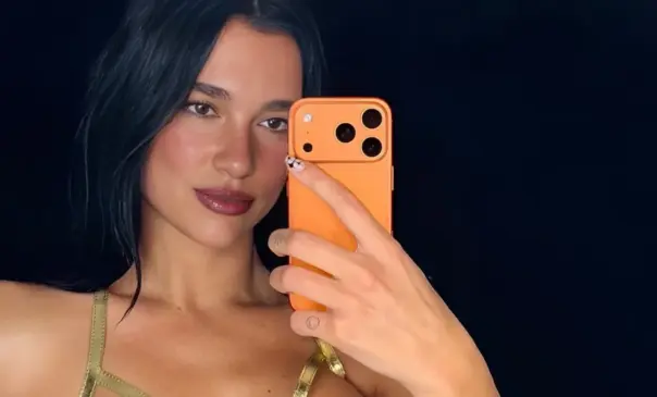 Dua Lipa em tour com seu novo iPhone...
