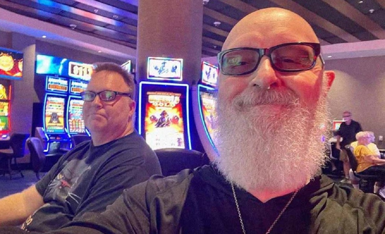 Rob Halford, do Judas Priest, e o marido Thomas Pence