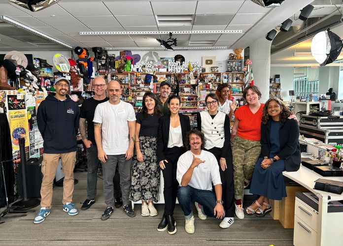 Equipes brasileira e estadunidense do Tiny Desk
