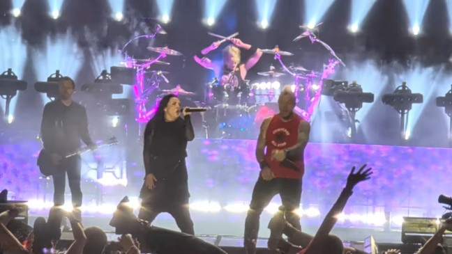 Evanescence recebe vocalista de “Bring Me to Life” em show e recria dueto icônico