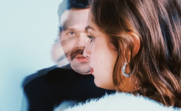 Casal Crystalli monta playlist perfeita para transar