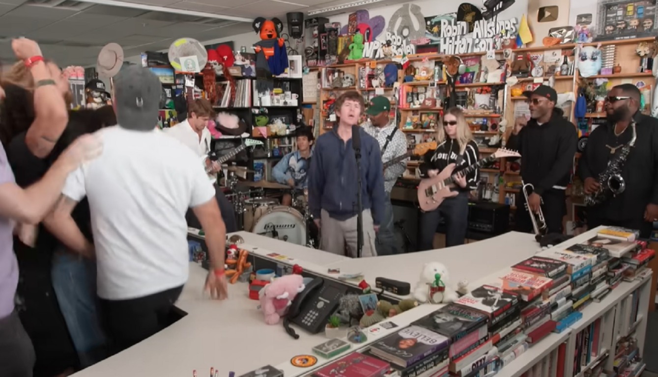 Turnstile faz história no Tiny Desk com direito a stage dive e roda punk