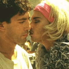 Johnny Depp revela que o melhor beijo de sua carreira foi com outro homem