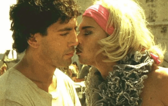 Johnny Depp revela que o melhor beijo de sua carreira foi com outro homem