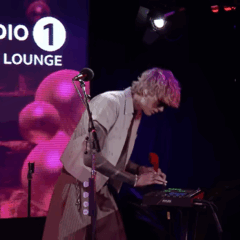 mgk faz cover de Gorillaz