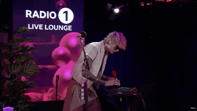 mgk faz cover de Gorillaz