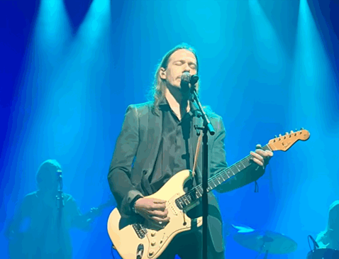 Tobias Forge (Ghost) faz rara aparição cantando se máscara em evento sueco